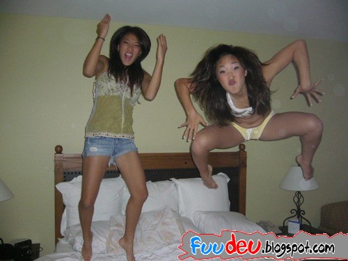 http://fuudeu.files.wordpress.com/2009/07/a-girls-jumping-bed-0.jpg