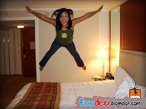http://fuudeu.files.wordpress.com/2009/07/girls-jumping-bed2-3.jpg