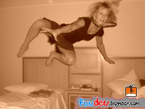 http://fuudeu.files.wordpress.com/2009/07/girls-jumping-bed2-8.jpg